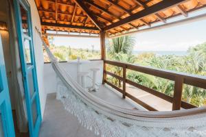 hamaca en una habitación con vistas al océano en Mangabeira Logde en Ilha de Boipeba