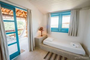 Kleines Zimmer mit einem Bett und einem Fenster in der Unterkunft Mangabeira Logde in Ilha de Boipeba