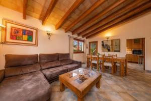 een woonkamer met een bank en een tafel bij Casa Manolo in Cala Ratjada