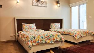 Un pat sau paturi într-o cameră la Bellevue Luxury Apartments Nathia Gali