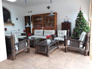 a living room with couches and a christmas tree at Javea VILLA El Nido 10-15p pool 5 autominuten zandstrand Geen groep jongelui in Jávea
