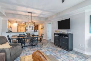 a living room with a kitchen and a dining room at The Blue Heron in Tybee Island