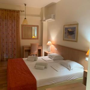 Postel nebo postele na pokoji v ubytování Saronis Hotel
