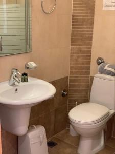 Koupelna v ubytování Saronis Hotel