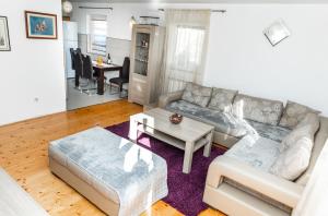 un soggiorno con divano e tavolo di Forest Paradise - four bedroom villa a Kolašin