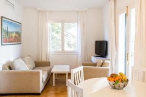 TV a/nebo společenská místnost v ubytování Sagitario Vista Playa II Apartamentos