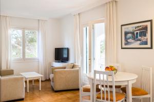 TV a/nebo společenská místnost v ubytování Sagitario Vista Playa II Apartamentos