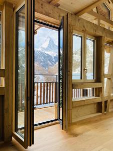 Pokój z widokiem na góry w obiekcie Chalet Bergheimat Zermatt w mieście Zermatt