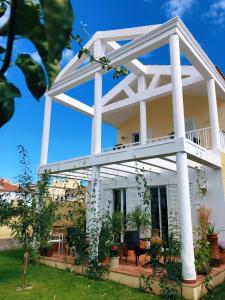 una grande casa bianca con balcone di Villa 8 Islas a Costa Del Silencio