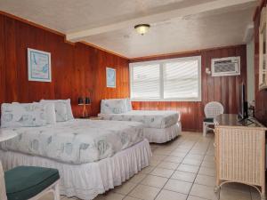 Postel nebo postele na pokoji v ubytování Sea Aire Oceanfront Inn