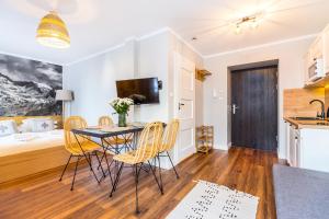 Televízia a/alebo spoločenská miestnosť v ubytovaní Pałac Tatrzański Apartamenty