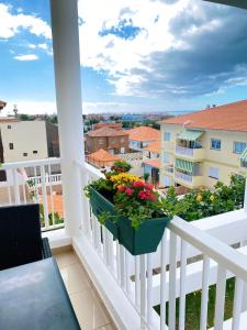 un balcone con una pentola di fiori su una ringhiera bianca di Villa 8 Islas a Costa Del Silencio