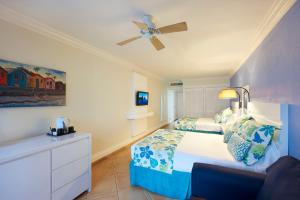 Rúm í herbergi á Coconut Bay Beach Resort & Spa All Inclusive