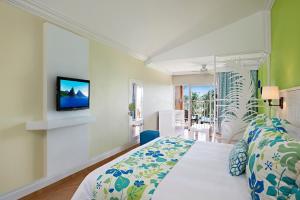 Rúm í herbergi á Coconut Bay Beach Resort & Spa All Inclusive