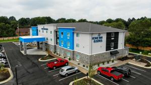 an aerial view of a hotel with cars parked in a parking lot at Home Inn and Suites Olive Branch in Olive Branch