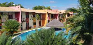 een uitzicht op een resort met zwembad bij Flat Conchas e Corais - Village Paraíso localizado em Taipu de Fora, península de Barra Grande in Barra Grande