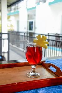una bebida en un vaso sobre una bandeja en una mesa en Nebula Residence, en Negombo
