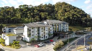 an aerial view of a building with a parking lot at Quality Hotel Blumenau in Blumenau