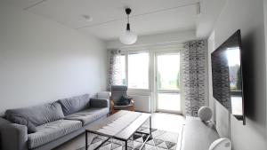 sala de estar con sofá y mesa en New one bedroom apartment with TERRACE and Parking en Vantaa