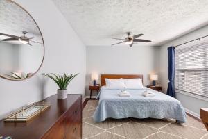 Postel nebo postele na pokoji v ubytování 2nd Block E Huron - Keep Palm - Adorable House Minutes from the Beach