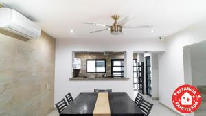 a dining room with a table and a ceiling fan at ECONOSUITES FUNDIDORA in Monterrey