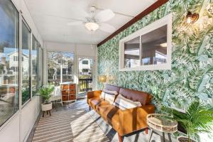 TV a/nebo společenská místnost v ubytování 2nd Block E Huron - Keep Palm - Adorable House Minutes from the Beach