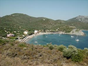 una playa con barcos en el agua y las montañas en Elena Studios, en Tarti