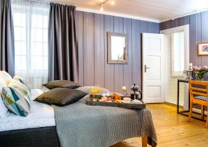 a room with a bed with a tray of food on it at Granavolden Gjæstgiveri in Gran