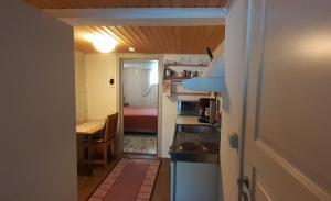 a small room with a kitchen and a bedroom at Irina & Paul House at Krokedal in Fetsund