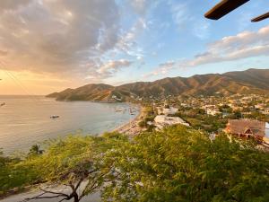 einen Blick auf die Bucht von Kotor in Montenegro in der Unterkunft Hotel Cactus Taganga in Taganga + 14 Fotos