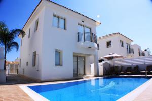 Bazén v ubytování Palm Tree Villas nebo v jeho okolí