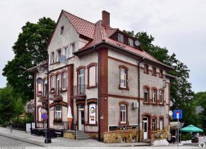 an old house on the corner of a street at Izerski Relaks in Świeradów-Zdrój