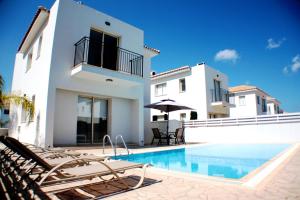 Bazén v ubytování Palm Tree Villas nebo v jeho okolí