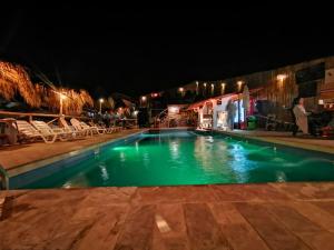 A piscina localizada em Ecocamp Huacachina ou nos arredores