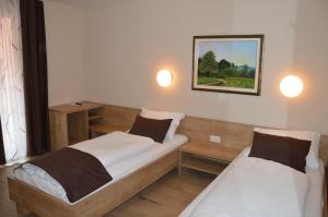 En eller flere senge i et værelse på Hotel Slovenj Gradec