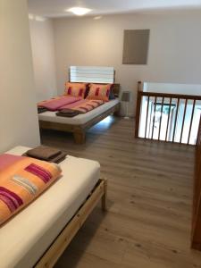 2 camas en una habitación con suelo de madera en Apartment Italy en Interlaken