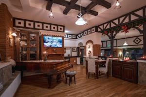 un bar con un piano de madera en una habitación en Conacul Bratescu en Bran