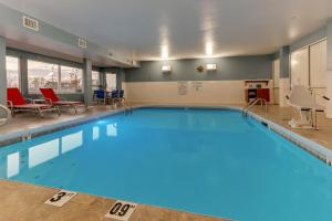 una grande piscina con acqua blu in un edificio di Holiday Inn Express - Cincinnati North - Monroe, an IHG Hotel a Monroe