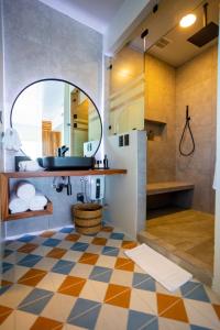 ein Bad mit einem Waschbecken und einem Spiegel in der Unterkunft Amaka Ocean Living Lodge in Golfito
