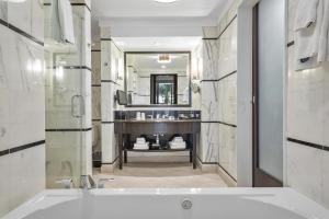 un bagno con vasca e un grande specchio di Junior Suite at Sorrento Residences- FontaineBleau Miami Beach home a Miami Beach Altre 11 foto
