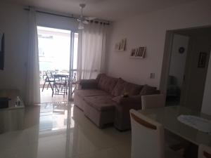 sala de estar con sofá y mesa en Apartamento Praia de Palmas, en Governador Celso Ramos