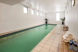 una piscina en una habitación grande con piscina en Quest Newcastle, en Newcastle