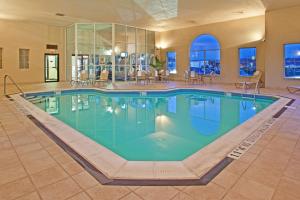 Swimmingpoolen hos eller tæt på Holiday Inn Express Pittsburgh-Bridgeville, an IHG Hotel