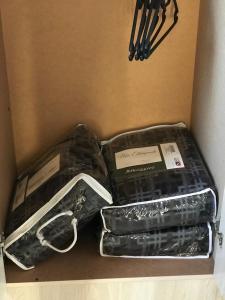 una caja llena de contenedores y utensilios de plástico en Departamentos Alberdi 3, en San Rafael