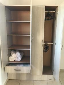 un armario con rollos de papel higiénico. en Departamentos Alberdi 3, en San Rafael