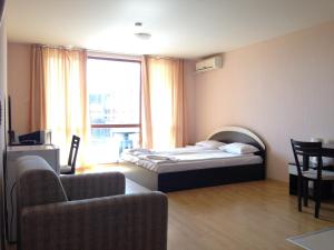 A bed or beds in a room at Apartments in Panorama Beach Vigo Nessebar