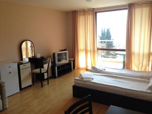 A bed or beds in a room at Apartments in Panorama Beach Vigo Nessebar