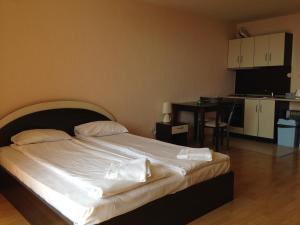 A bed or beds in a room at Apartments in Panorama Beach Vigo Nessebar