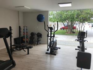 a gym with exercise bikes and a blue balloon at Lindo apto em Arraial do Cabo condomínio Golden Lake in Arraial do Cabo