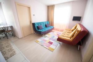 een woonkamer met een bank en een stoel bij Liman Apart Hotel in Isparta
